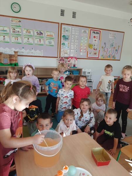 KOSMONAUCI EKSPERYMENTUJĄ Z WODĄ